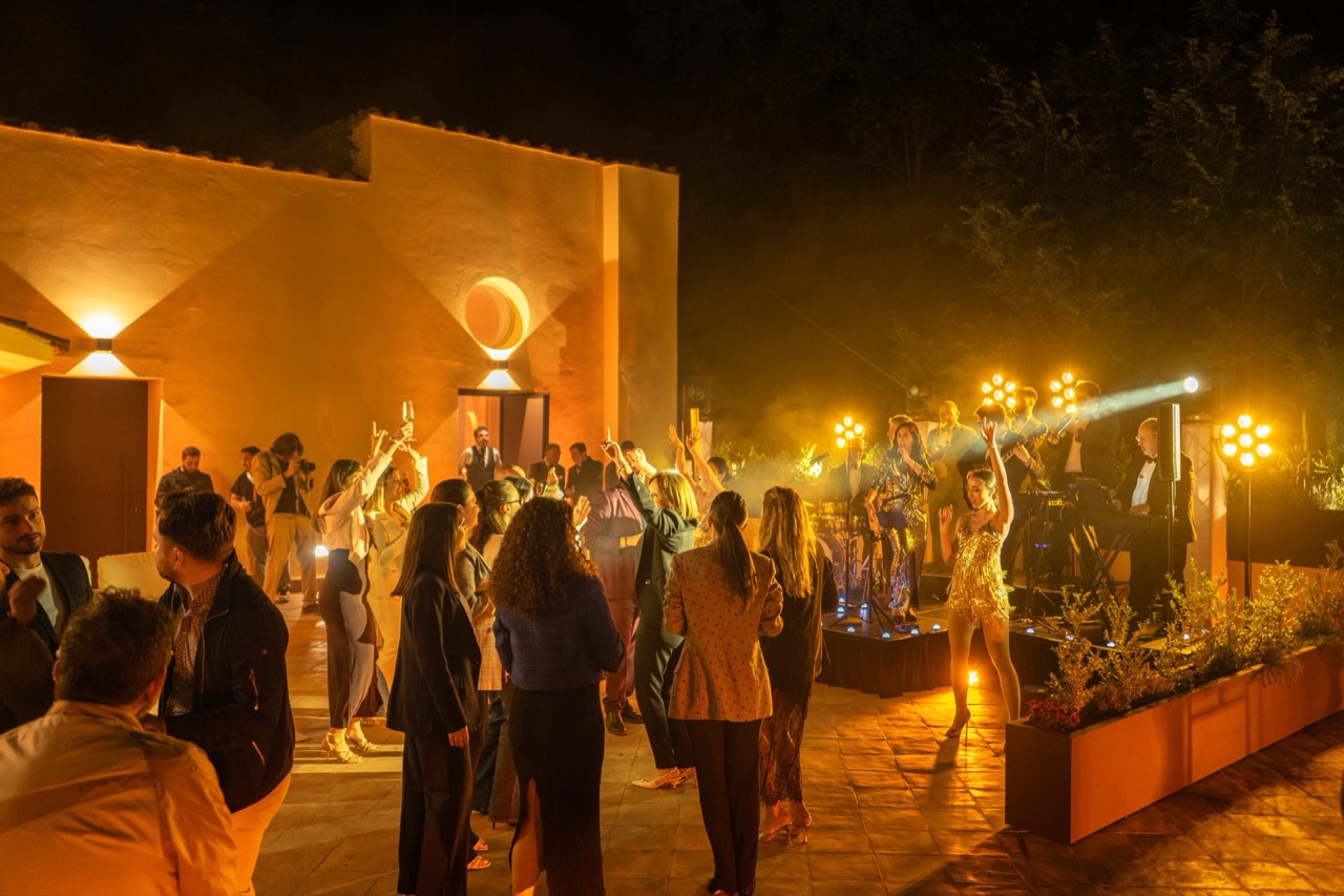 Pista da ballo all'aperto sulla terrazza, con band dal vivo e ospiti che ballano di notte