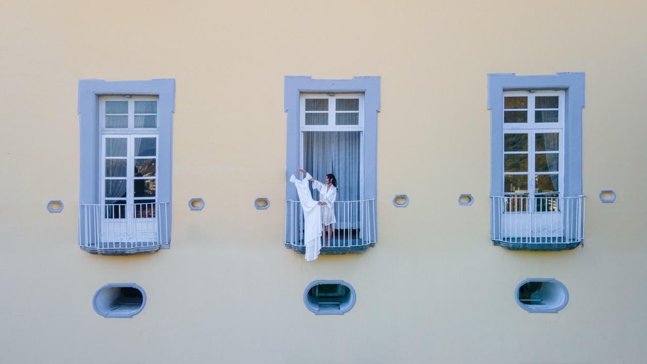 Veduta dall'alto della facciata settecentesca di Villa Soglia con la sposa affacciata al balcone