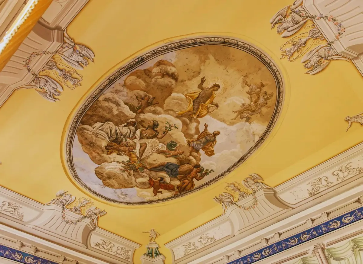 Volta affrescata del salone con medaglione centrale dipinto, stucchi e figure a trompe-l'oeil